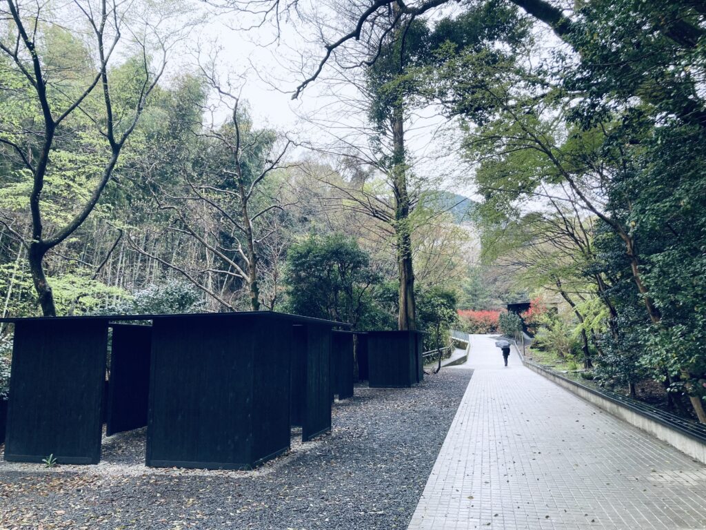 雨も美しい湯河原惣湯の雰囲気