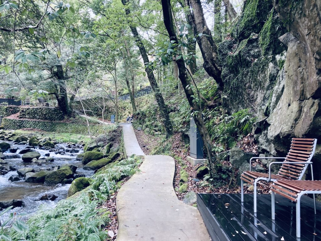 遊歩道には川のせせらぎを座って聞ける椅子が用意